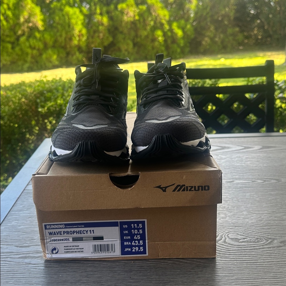 Mizuno Wave Prophecy 11 Black and White Sneakers worn once excellent condition